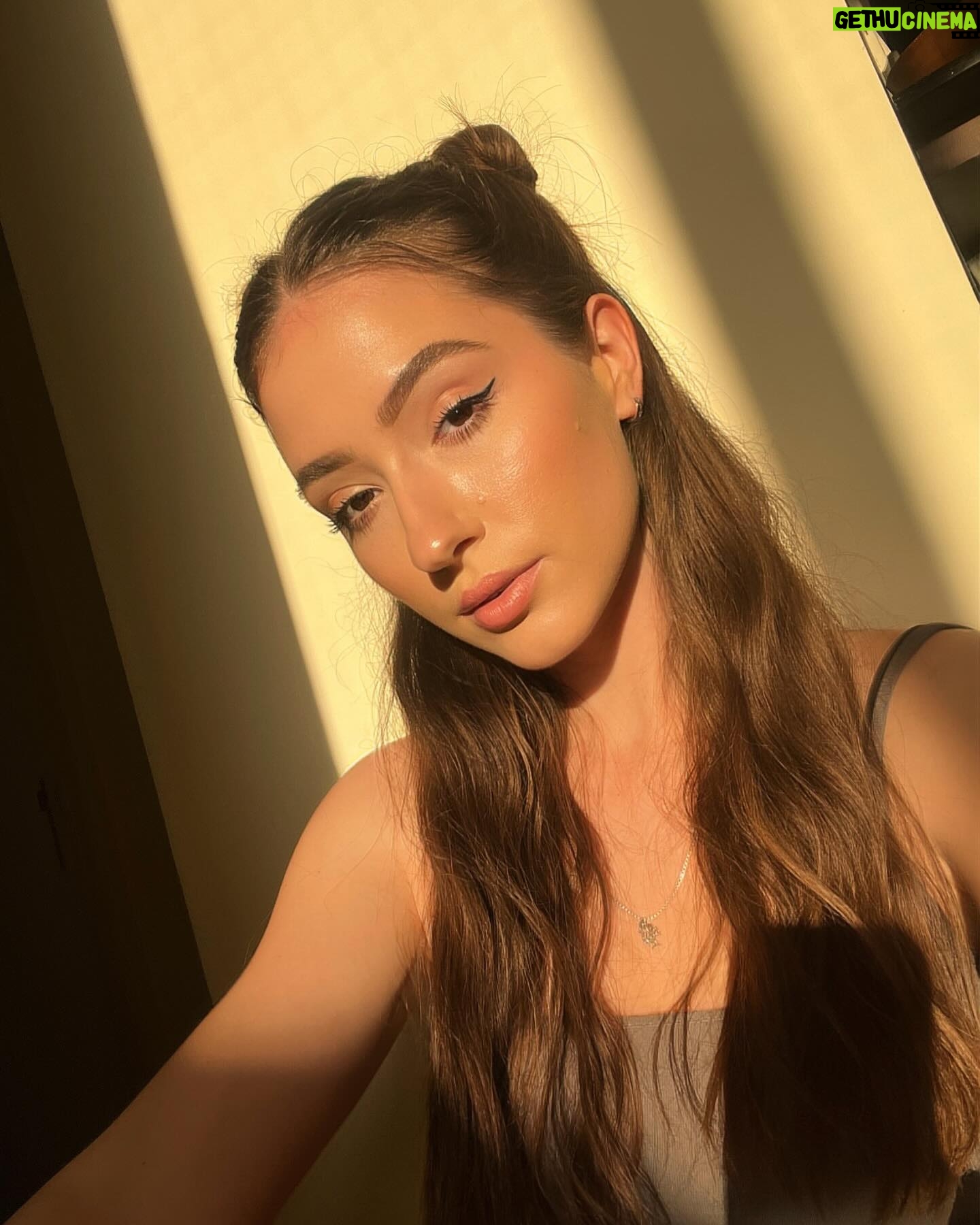 Manisa Tait - 430 Likes - Selfie dump ?