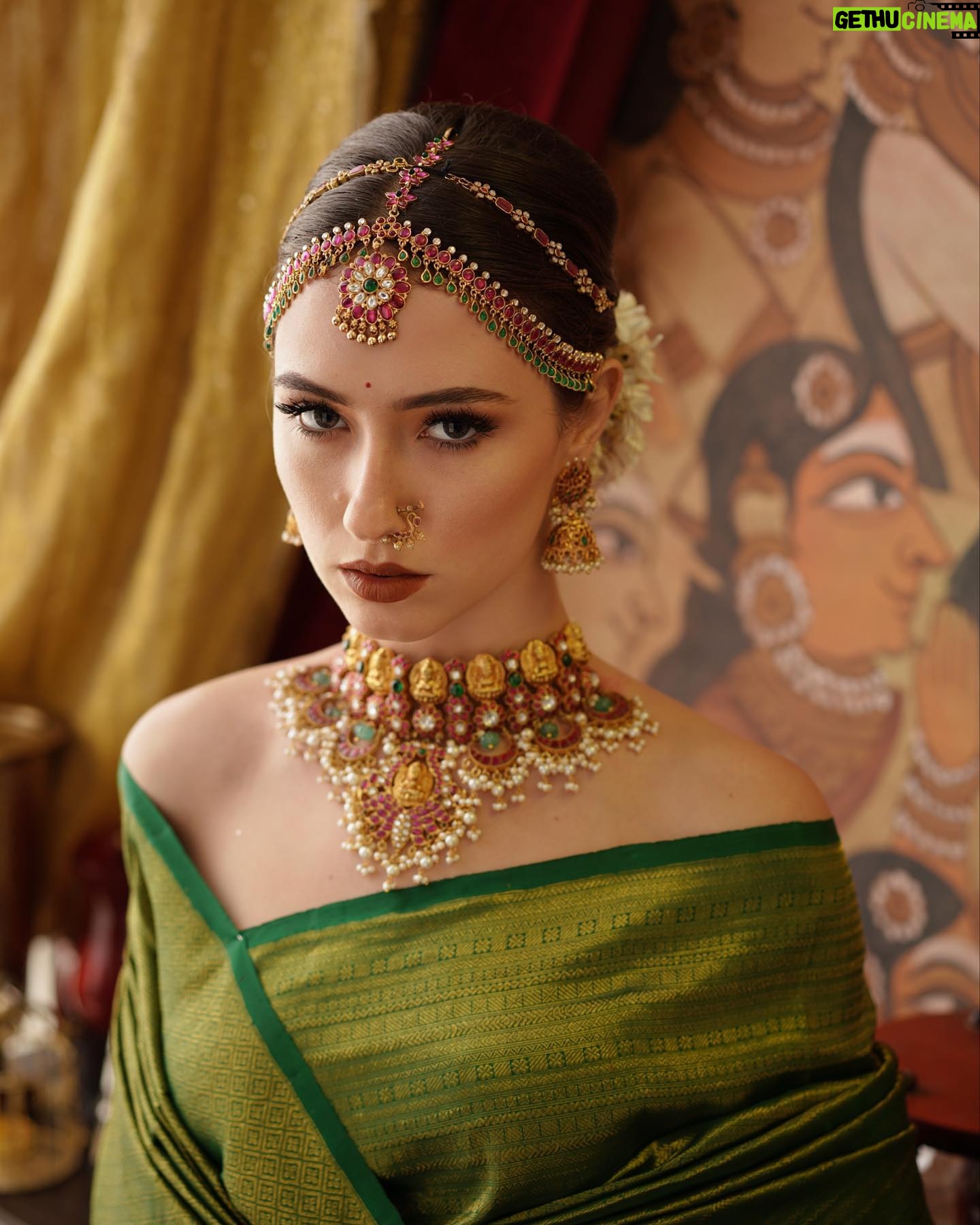 Manisa Tait - 536 Likes - 💚🪴✨
Photographer @weddinghouseofaa
Mua @keerthiz_makeover
Hair @shalini_hairartist
Saree @sundari_silks
Jewellery @vivahbridalcollections
Drape @sareedrapistchennai
Style @hannah.glory
Studio @arangaa.space
Team @aesthetic_aasari @balaji_padmanaban
#fashionmodel #modeling #commercial #reels #insta #instagram #photography #weddingphotography #sareelove