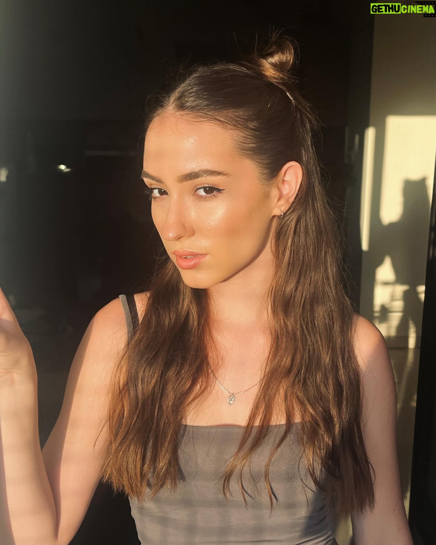 Manisa Tait - 430 Likes - Selfie dump ?