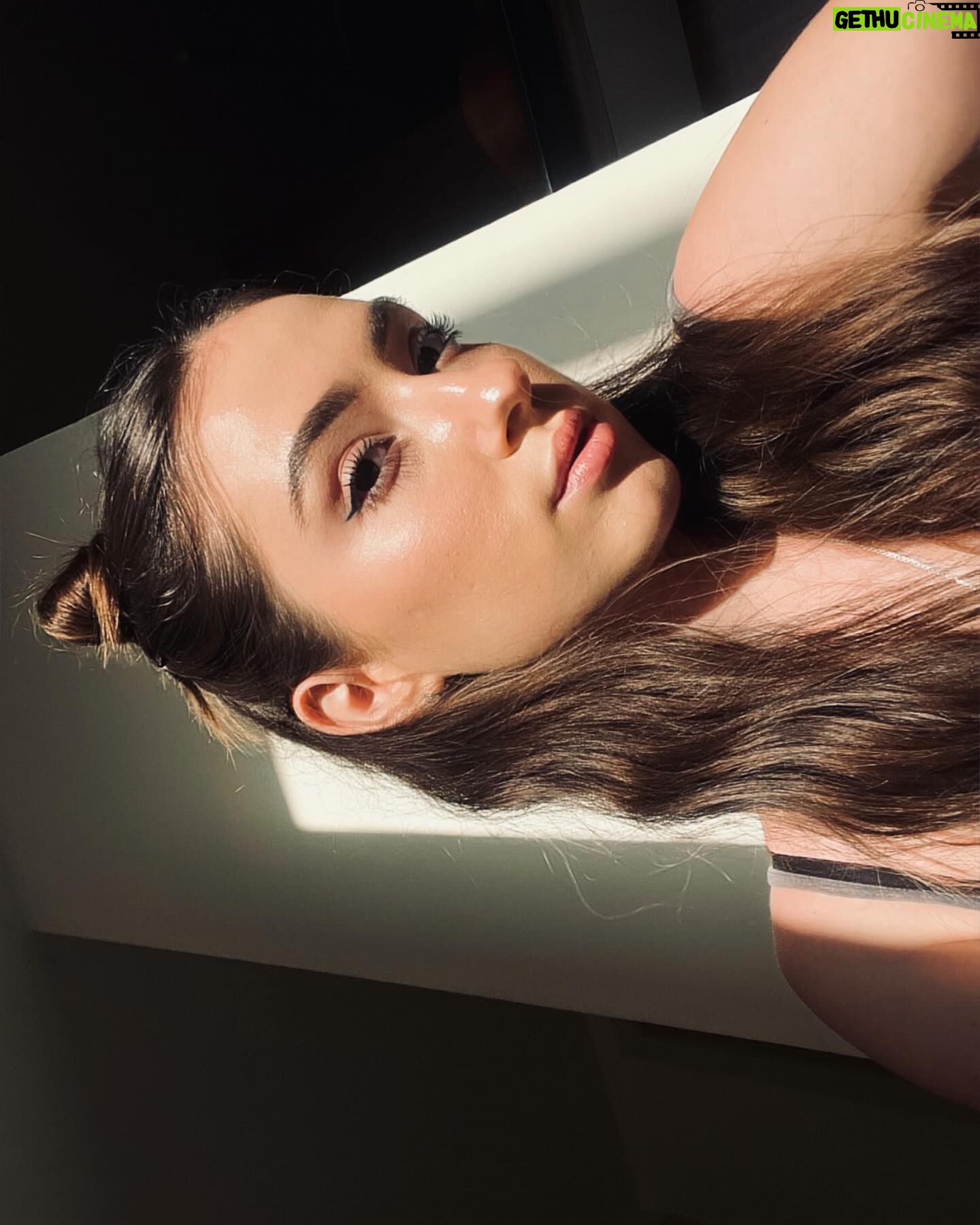 Manisa Tait - 430 Likes - Selfie dump ?