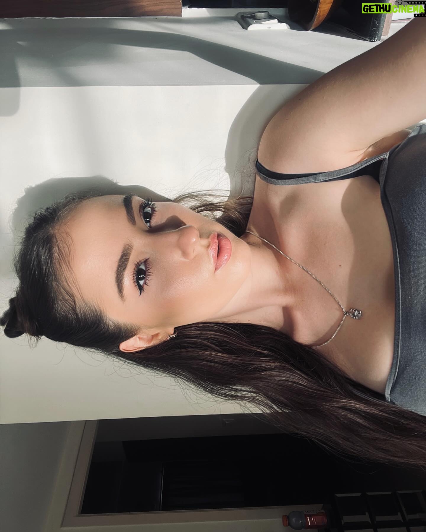 Manisa Tait - 430 Likes - Selfie dump ?