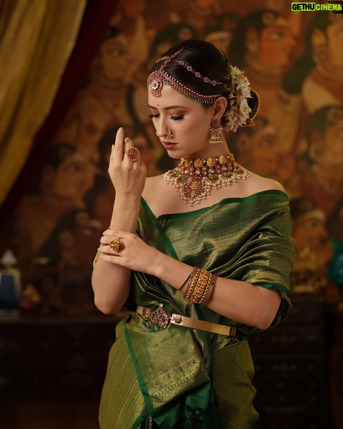 Manisa Tait - 536 Likes - 💚🪴✨
Photographer @weddinghouseofaa
Mua @keerthiz_makeover
Hair @shalini_hairartist
Saree @sundari_silks
Jewellery @vivahbridalcollections
Drape @sareedrapistchennai
Style @hannah.glory
Studio @arangaa.space
Team @aesthetic_aasari @balaji_padmanaban
#fashionmodel #modeling #commercial #reels #insta #instagram #photography #weddingphotography #sareelove