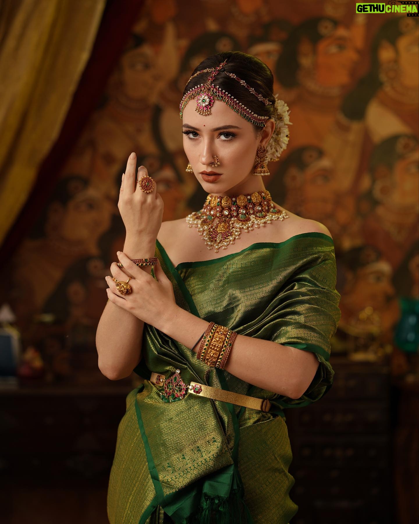 Manisa Tait - 536 Likes - 💚🪴✨
Photographer @weddinghouseofaa
Mua @keerthiz_makeover
Hair @shalini_hairartist
Saree @sundari_silks
Jewellery @vivahbridalcollections
Drape @sareedrapistchennai
Style @hannah.glory
Studio @arangaa.space
Team @aesthetic_aasari @balaji_padmanaban
#fashionmodel #modeling #commercial #reels #insta #instagram #photography #weddingphotography #sareelove