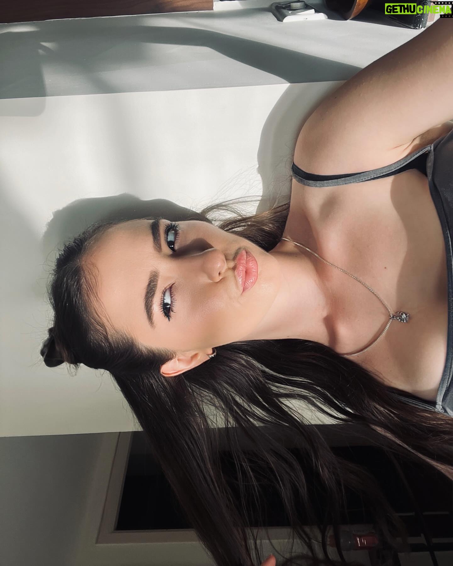 Manisa Tait - 430 Likes - Selfie dump ?