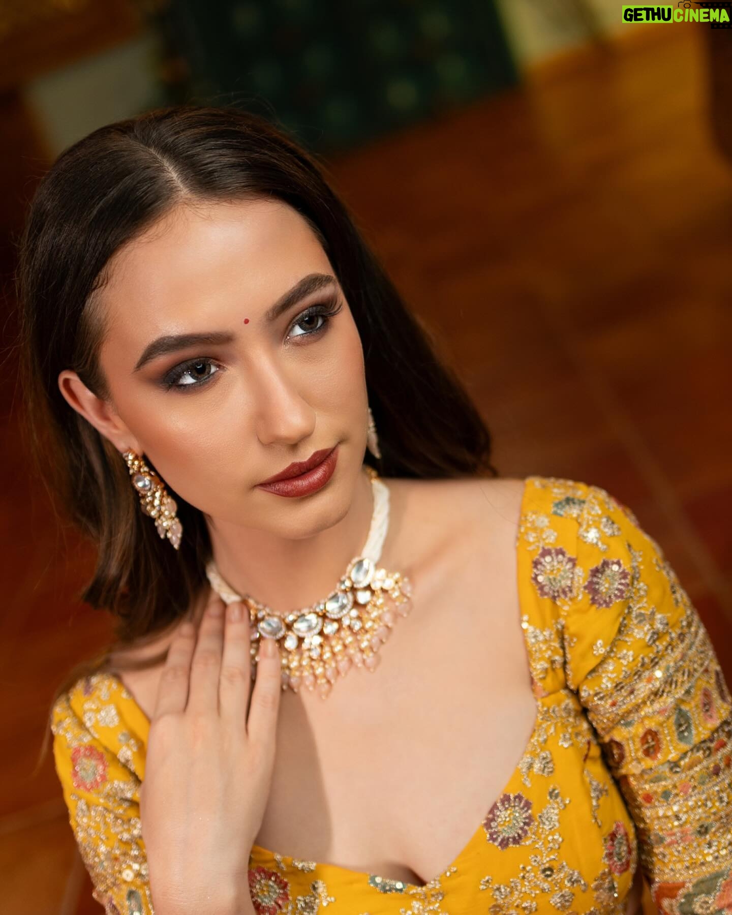 Manisa Tait - 463 Likes - 💛🕊️💫
For @manithiclothing
📸 @muraliphotographie
Makeup @artistrybydanu
Hair @sathya__makeupartistry
Location @thesecretgardenshootingspot
Special thanks to @sathya6040 @siva_rx