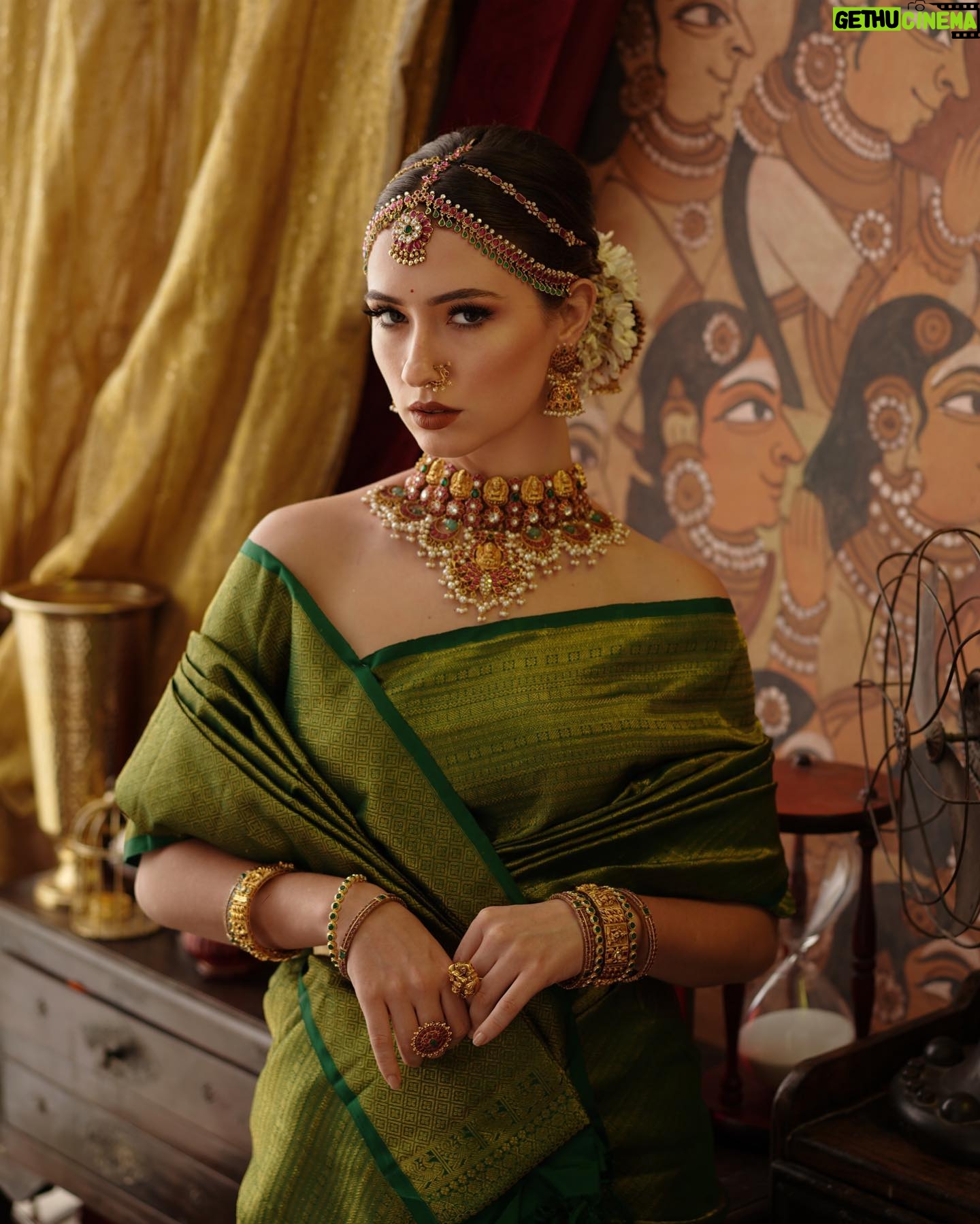 Manisa Tait - 536 Likes - 💚🪴✨
Photographer @weddinghouseofaa
Mua @keerthiz_makeover
Hair @shalini_hairartist
Saree @sundari_silks
Jewellery @vivahbridalcollections
Drape @sareedrapistchennai
Style @hannah.glory
Studio @arangaa.space
Team @aesthetic_aasari @balaji_padmanaban
#fashionmodel #modeling #commercial #reels #insta #instagram #photography #weddingphotography #sareelove