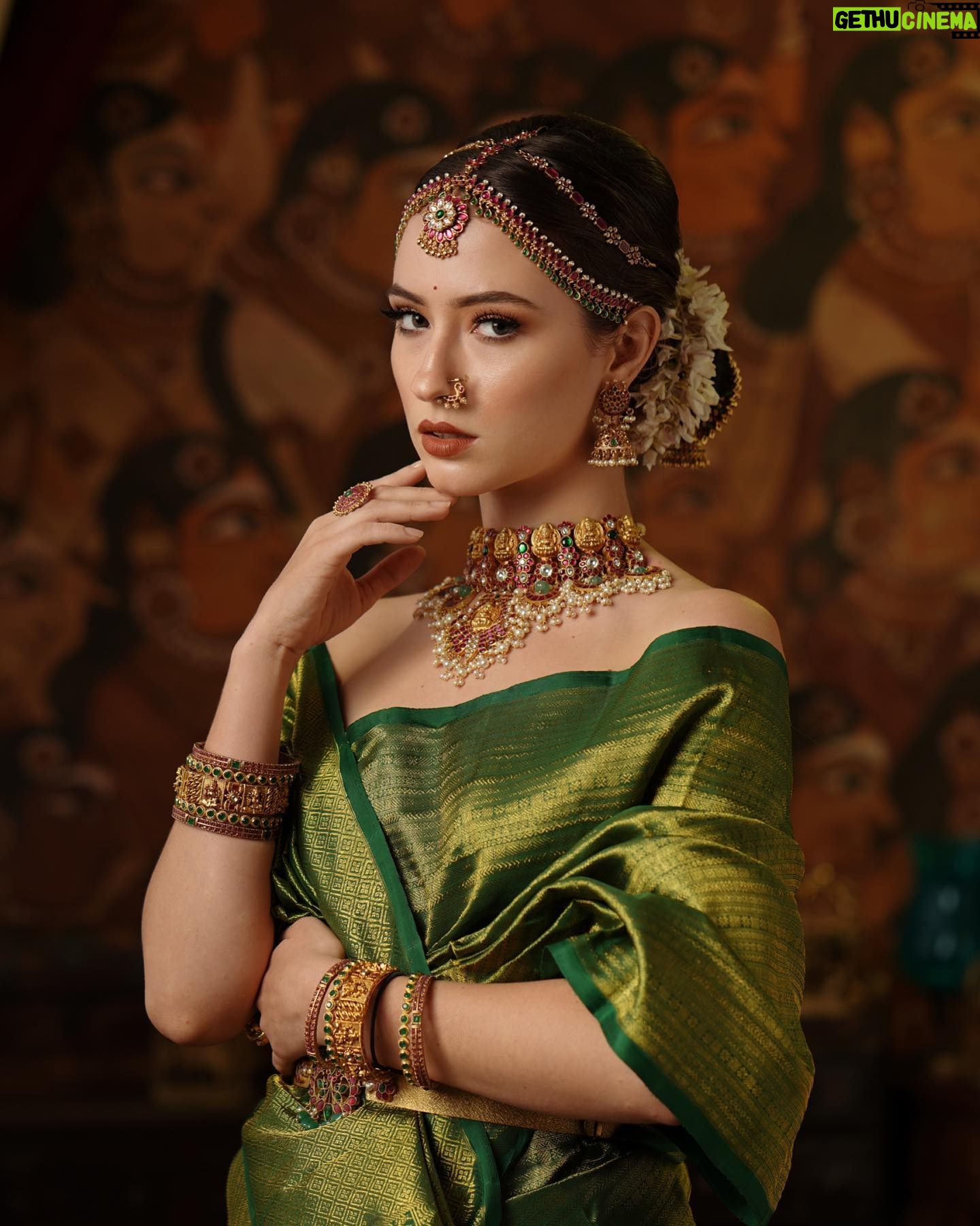 Manisa Tait - 536 Likes - 💚🪴✨
Photographer @weddinghouseofaa
Mua @keerthiz_makeover
Hair @shalini_hairartist
Saree @sundari_silks
Jewellery @vivahbridalcollections
Drape @sareedrapistchennai
Style @hannah.glory
Studio @arangaa.space
Team @aesthetic_aasari @balaji_padmanaban
#fashionmodel #modeling #commercial #reels #insta #instagram #photography #weddingphotography #sareelove