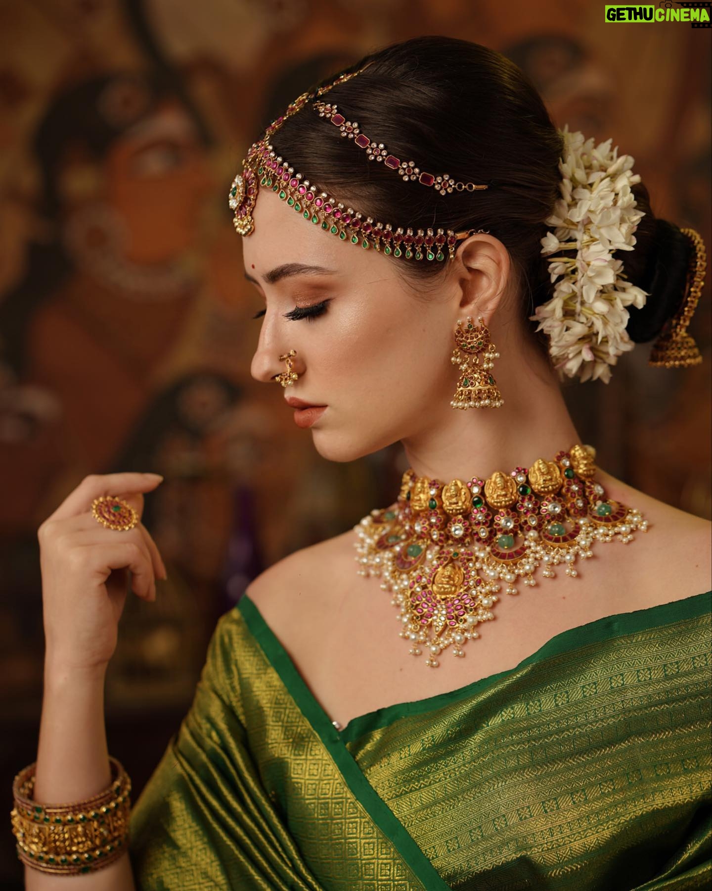 Manisa Tait - 536 Likes - 💚🪴✨
Photographer @weddinghouseofaa
Mua @keerthiz_makeover
Hair @shalini_hairartist
Saree @sundari_silks
Jewellery @vivahbridalcollections
Drape @sareedrapistchennai
Style @hannah.glory
Studio @arangaa.space
Team @aesthetic_aasari @balaji_padmanaban
#fashionmodel #modeling #commercial #reels #insta #instagram #photography #weddingphotography #sareelove