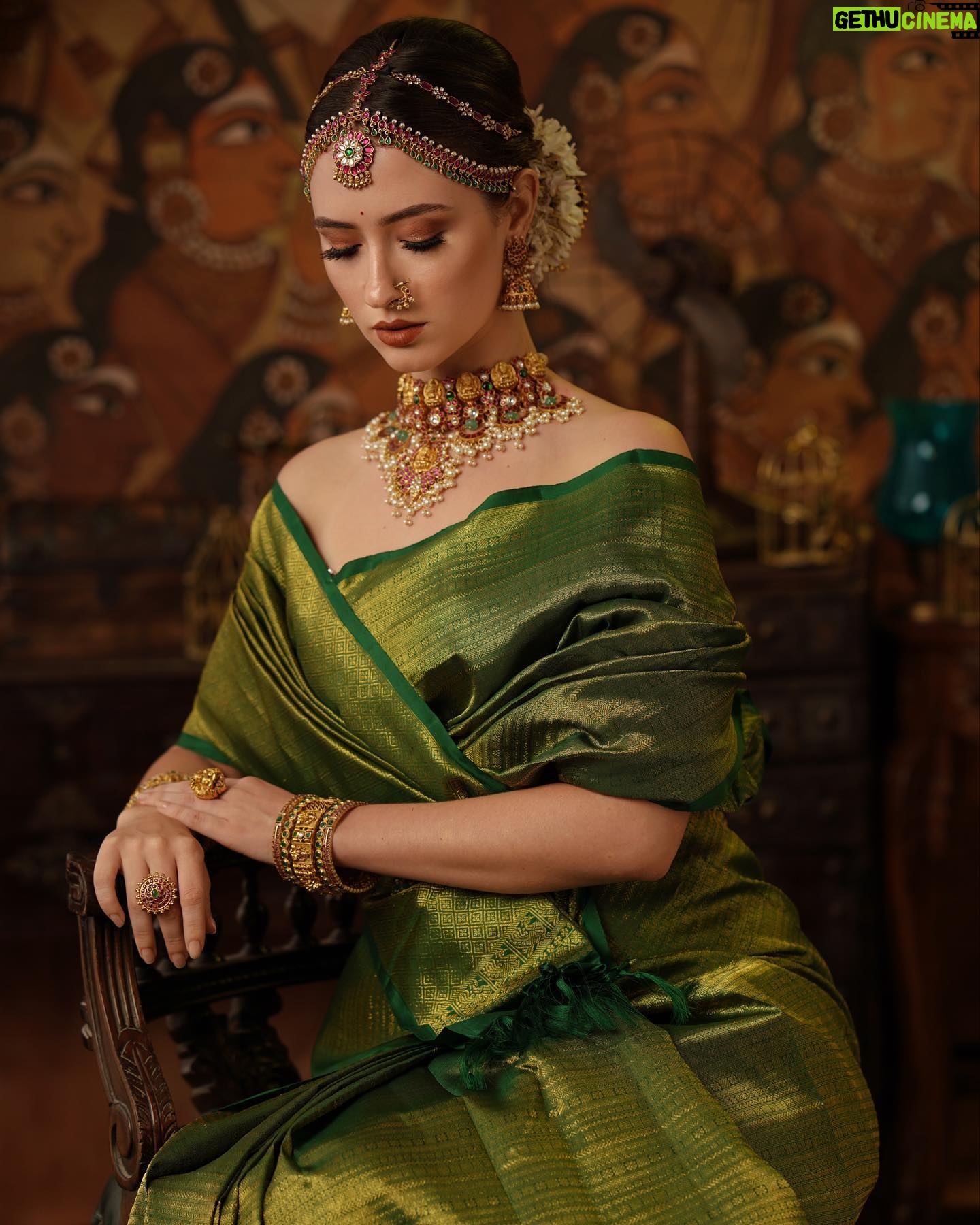 Manisa Tait - 536 Likes - 💚🪴✨
Photographer @weddinghouseofaa
Mua @keerthiz_makeover
Hair @shalini_hairartist
Saree @sundari_silks
Jewellery @vivahbridalcollections
Drape @sareedrapistchennai
Style @hannah.glory
Studio @arangaa.space
Team @aesthetic_aasari @balaji_padmanaban
#fashionmodel #modeling #commercial #reels #insta #instagram #photography #weddingphotography #sareelove