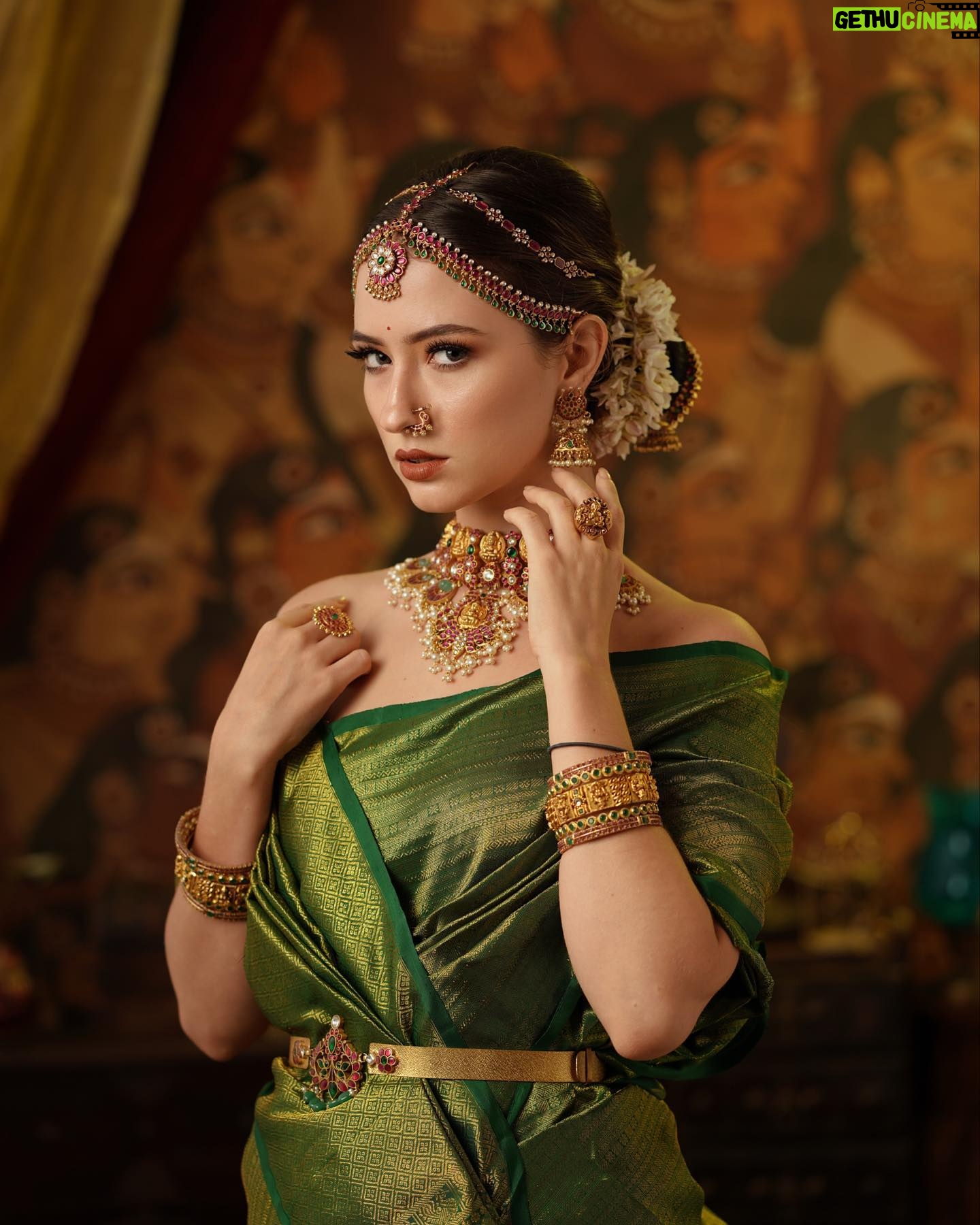 Manisa Tait - 536 Likes - 💚🪴✨
Photographer @weddinghouseofaa
Mua @keerthiz_makeover
Hair @shalini_hairartist
Saree @sundari_silks
Jewellery @vivahbridalcollections
Drape @sareedrapistchennai
Style @hannah.glory
Studio @arangaa.space
Team @aesthetic_aasari @balaji_padmanaban
#fashionmodel #modeling #commercial #reels #insta #instagram #photography #weddingphotography #sareelove