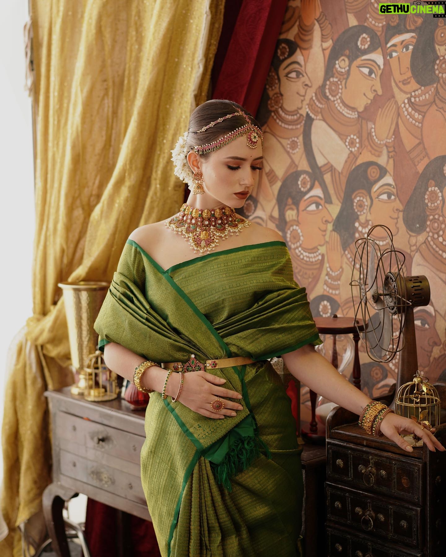 Manisa Tait - 494 Likes - Only thing really worth chasing is a dream 🌠Photographer @weddinghouseofaa
Mua @keerthiz_makeover
Hair @shalini_hairartist
Saree @sundari_silks
Jewellery @vivahbridalcollections
Drape @sareedrapistchennai
Style @hannah.glory
Studio @arangaa.space
Team @aesthetic_aasari @balaji_padmanaban
#fashionmodel #modeling #commercial #reels #insta #instagram #photography #weddingphotography #sareelove