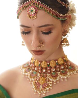 Manisa Tait Instagram - Only thing really worth chasing is a dream 🌠Photographer @weddinghouseofaa 
Mua @keerthiz_makeover 
Hair @shalini_hairartist 
Saree @sundari_silks 
Jewellery @vivahbridalcollections 
Drape @sareedrapistchennai 
Style @hannah.glory
Studio @arangaa.space
Team @aesthetic_aasari @balaji_padmanaban
#fashionmodel #modeling #commercial #reels #insta #instagram #photography #weddingphotography #sareelove
