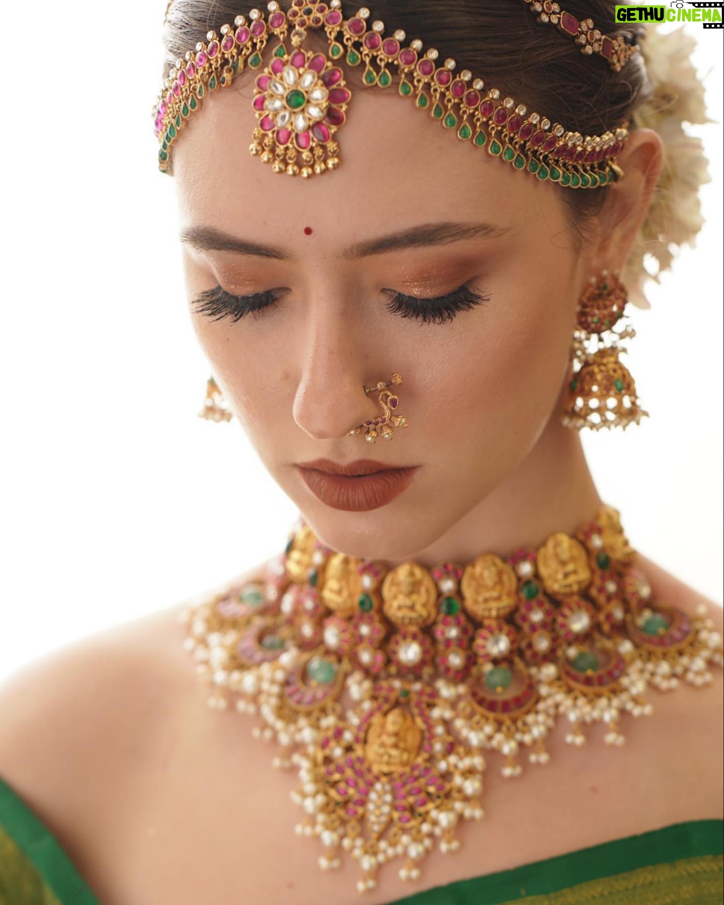 Manisa Tait - 494 Likes - Only thing really worth chasing is a dream 🌠Photographer @weddinghouseofaa
Mua @keerthiz_makeover
Hair @shalini_hairartist
Saree @sundari_silks
Jewellery @vivahbridalcollections
Drape @sareedrapistchennai
Style @hannah.glory
Studio @arangaa.space
Team @aesthetic_aasari @balaji_padmanaban
#fashionmodel #modeling #commercial #reels #insta #instagram #photography #weddingphotography #sareelove