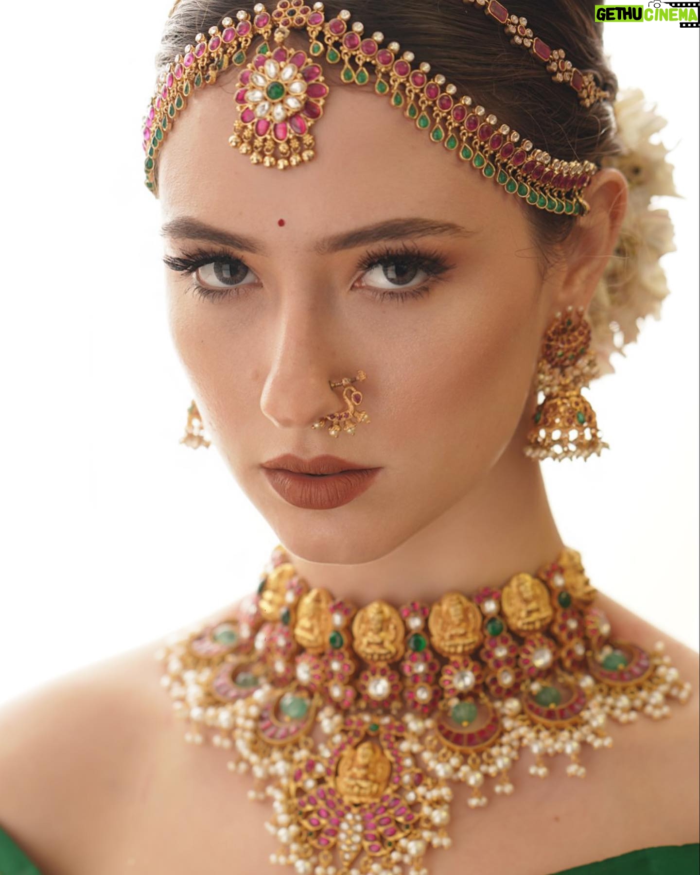 Manisa Tait - 494 Likes - Only thing really worth chasing is a dream 🌠Photographer @weddinghouseofaa
Mua @keerthiz_makeover
Hair @shalini_hairartist
Saree @sundari_silks
Jewellery @vivahbridalcollections
Drape @sareedrapistchennai
Style @hannah.glory
Studio @arangaa.space
Team @aesthetic_aasari @balaji_padmanaban
#fashionmodel #modeling #commercial #reels #insta #instagram #photography #weddingphotography #sareelove