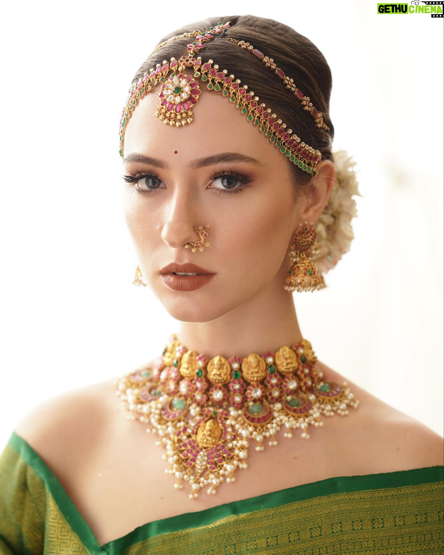 Manisa Tait - 494 Likes - Only thing really worth chasing is a dream 🌠Photographer @weddinghouseofaa
Mua @keerthiz_makeover
Hair @shalini_hairartist
Saree @sundari_silks
Jewellery @vivahbridalcollections
Drape @sareedrapistchennai
Style @hannah.glory
Studio @arangaa.space
Team @aesthetic_aasari @balaji_padmanaban
#fashionmodel #modeling #commercial #reels #insta #instagram #photography #weddingphotography #sareelove