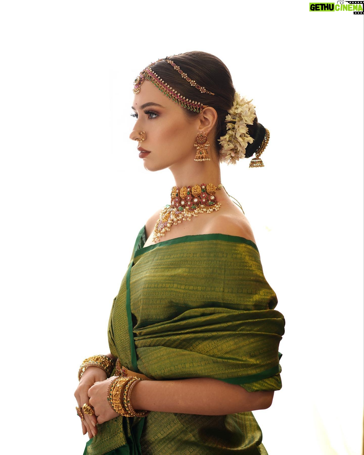 Manisa Tait - 494 Likes - Only thing really worth chasing is a dream 🌠Photographer @weddinghouseofaa
Mua @keerthiz_makeover
Hair @shalini_hairartist
Saree @sundari_silks
Jewellery @vivahbridalcollections
Drape @sareedrapistchennai
Style @hannah.glory
Studio @arangaa.space
Team @aesthetic_aasari @balaji_padmanaban
#fashionmodel #modeling #commercial #reels #insta #instagram #photography #weddingphotography #sareelove