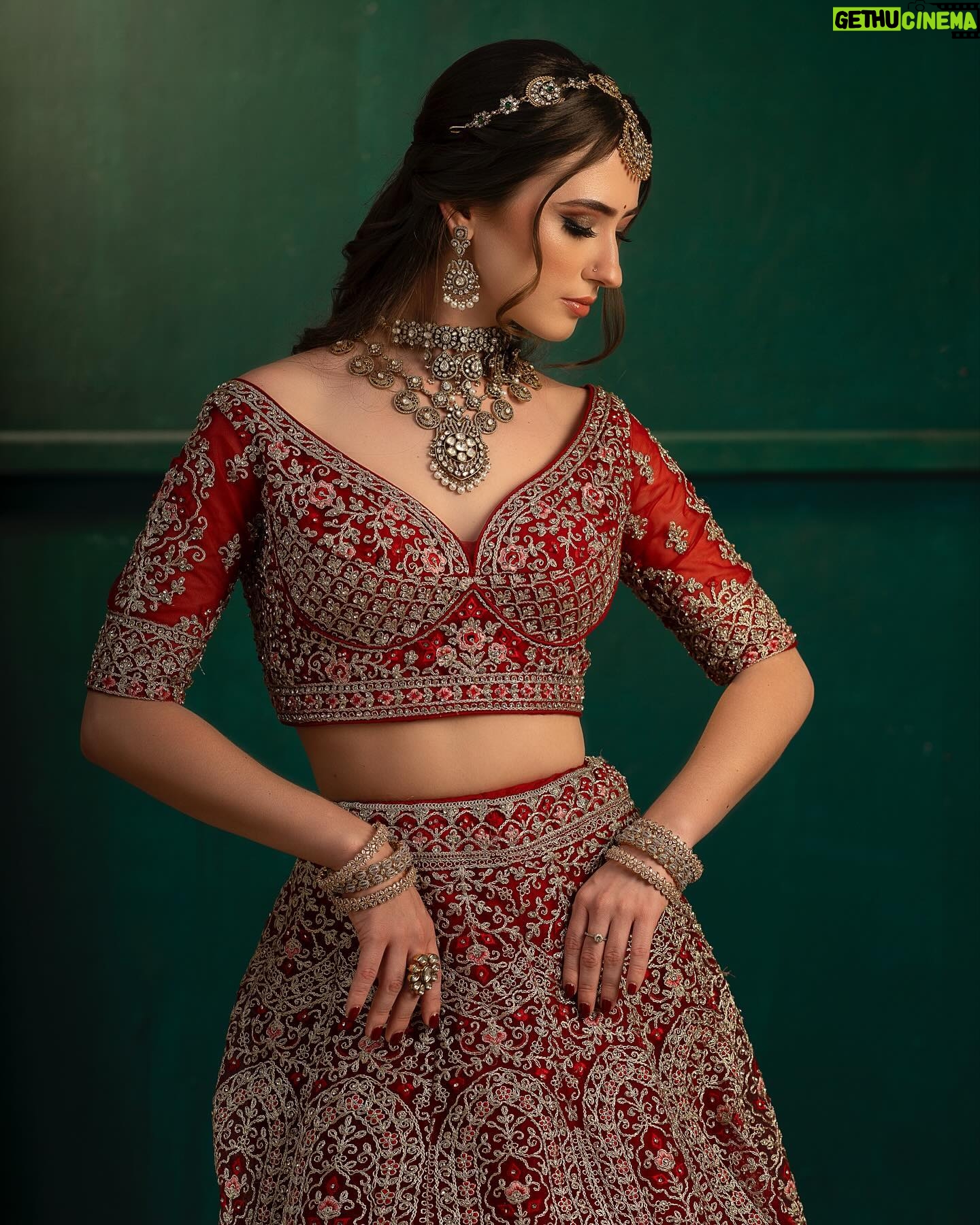 Manisa Tait - 459 Likes - Makeup @kowshi_mua
Photographer @vino_francis_roy
Dress @rekha_rental
Jewellery @vivahbridalcollections