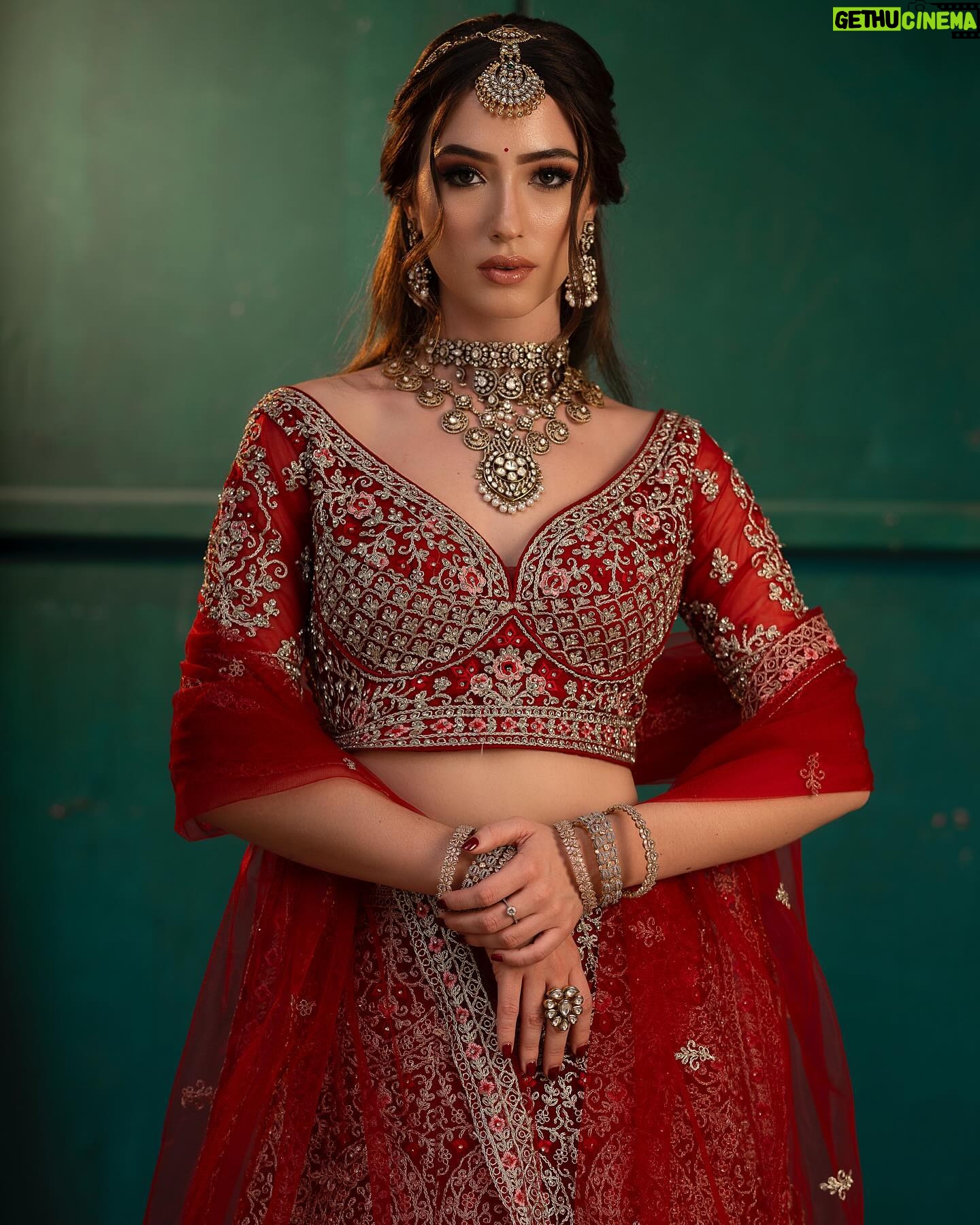 Manisa Tait - 459 Likes - Makeup @kowshi_mua
Photographer @vino_francis_roy
Dress @rekha_rental
Jewellery @vivahbridalcollections