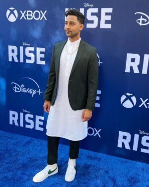 Manish Dayal Instagram - RISE on @disneyplus 

The inspiring true story of the Antetokounmpo family. Now Streaming on #DisneyPlus

#RISE #GiannisAntetokounmpo #ThanasisAntetokounmpo 

Grooming: @janicekinjo 
Suit: @theory__ 
Style: @snehal.patel87
Photo: Kene Onwugbolu

🔥 @yetide @dayookeniyi @ral.agada @ucheagada