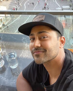 Manish Dayal Instagram - Welcome to Athens 🇬🇷 
kalós ílthate stin Athína 
#Greece #Athens #Acropolis #Monastiraki #Vaccinated #Αθήνα