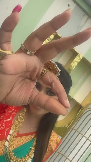 Manjula Paritala Instagram - #can any one tell wt is the difference between two shots #wt changed #commentbelow #bcositstrending 
#jewellery @sparklesbyswathi