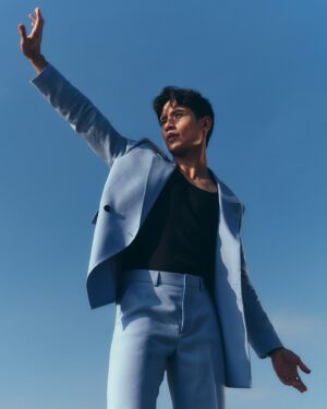Manny Jacinto Instagram - “Adults suck! Don’t grow up and keep that childlike imagination.”
@mannyjacinto x @squaremile – read the full interview and see the whole shoot on Square Mile’s site now. #StarWars #StarWarsTheAcolyte
.
Photographer: @jonnymarlow
Fashion Stylist: Ilaria Urbanati for @thewallgroup 
Groomer: @kimberlybragalone for @exclusiveartists
Suit: @sandroparis
Tank top: @calvinklein