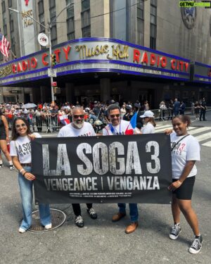 Manny Pérez Instagram - Celebrando el gran logro de  #lasoga3venganza @lasoga3vengeance  en el desfile de la parada Dominicana @natddp Más que agradecido con el apoyo y recibimiento de toda  mi gente!!! Muchísimas gracias 🙌
En los cines de RD: 19 de Octubre y en USA: Noviembre.

***Mañana sale el Teaser oficial.***

Celebrating the amazing support of my film @lasoga3vengeance during the Dominican Day Parade that took place yesterday at 6th Ave! Thank You all for your support. 🙌🙌🙏🙏
@caribbeancinemasrd @yb_relacionespublicas @anarussell78 @stacey.m.rod @josephrodrigueze @diegoasteffens @juancantolshow @eltiguerevacano @leonyactor @dominic_marina @nelvapf @lachicadeportes @rafael_vargas_71 @elianadlcc @wilson8urena @zumayacordero @analopezabreu #lasoga3 #lasoga3venganza #lasoga3vengeance