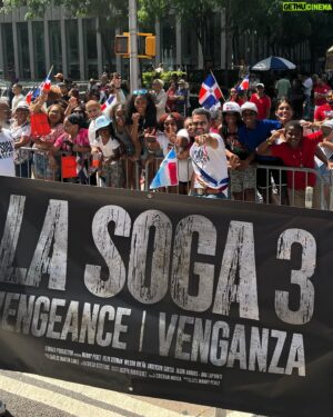 Manny Pérez Instagram - Celebrando el gran logro de  #lasoga3venganza @lasoga3vengeance  en el desfile de la parada Dominicana @natddp Más que agradecido con el apoyo y recibimiento de toda  mi gente!!! Muchísimas gracias 🙌
En los cines de RD: 19 de Octubre y en USA: Noviembre.

***Mañana sale el Teaser oficial.***

Celebrating the amazing support of my film @lasoga3vengeance during the Dominican Day Parade that took place yesterday at 6th Ave! Thank You all for your support. 🙌🙌🙏🙏
@caribbeancinemasrd @yb_relacionespublicas @anarussell78 @stacey.m.rod @josephrodrigueze @diegoasteffens @juancantolshow @eltiguerevacano @leonyactor @dominic_marina @nelvapf @lachicadeportes @rafael_vargas_71 @elianadlcc @wilson8urena @zumayacordero @analopezabreu #lasoga3 #lasoga3venganza #lasoga3vengeance