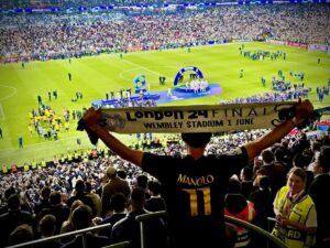 Manolo Cardona Instagram - Un sueño estar en Wembley y ver coronarse a nuestro amado @realmadrid con la 15 🏆 

Hala Madrid y nada más!!! 

Te vamos a extrañar @toni.kr8s Gracias por tanta magia 🙌🏼