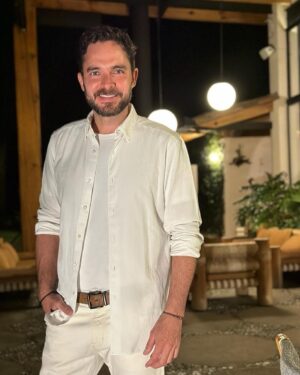 Manolo Cardona Instagram - Feliz año 2023 🤩
Happy New year 🎊

Que venga con mucha salud, armonía , sabiduría , trabajo , risas y momentos memorables. 
A vivir en el presente, aquí y ahora 💝 
Salud 🥂
