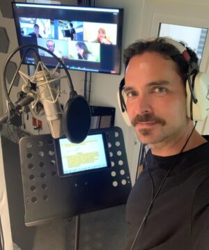 Manolo Cardona Instagram - Y ahora haciendo Pod Cast ! 
Ya les contaré de que. Esta buenísimo 👌🏼
Pero ya necesito vacaciones 🏖