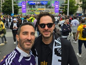 Manolo Cardona Instagram - Un sueño estar en Wembley y ver coronarse a nuestro amado @realmadrid con la 15 🏆 

Hala Madrid y nada más!!! 

Te vamos a extrañar @toni.kr8s Gracias por tanta magia 🙌🏼
