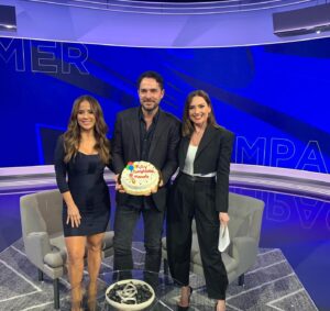 Manolo Cardona Instagram - Hoy es mi cumpleaños y ando celebrando de la mejor manera posible, trabajando🤩
En Miami, en la promoción de nuestra película #UnoParaMorir exclusiva de @paramountplus este 5 de Mayo estreno mundial.
@paramountplusmx @1111films @juanchocardonam

Gracias @primerimpacto @michellegalvantv y todo el equipo por la celebración 🙌