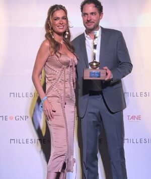 Manolo Cardona Instagram - Un honor recibir el premio del año en las artes escénicas y cine 🙌🏼🤩
Gracias @millesime_gnp @gnpseguros 
Y además una maravilla que el premio me lo haya entregado mi gran amiga @marsaura 🫶🏼