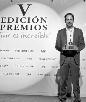 Manolo Cardona Instagram - Un honor recibir el premio del año en las artes escénicas y cine 🙌🏼🤩
Gracias @millesime_gnp @gnpseguros 
Y además una maravilla que el premio me lo haya entregado mi gran amiga @marsaura 🫶🏼