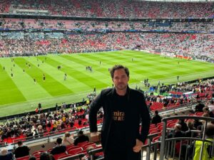 Manolo Cardona Instagram - Un sueño estar en Wembley y ver coronarse a nuestro amado @realmadrid con la 15 🏆 

Hala Madrid y nada más!!! 

Te vamos a extrañar @toni.kr8s Gracias por tanta magia 🙌🏼