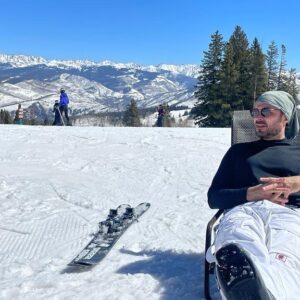 Manolo Cardona Instagram - Acá rascándole a la nieve 🤩