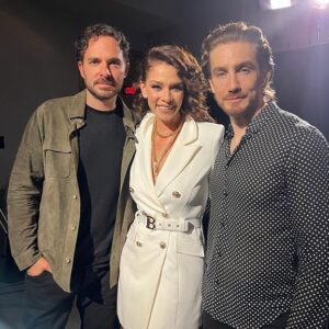 Manolo Cardona Instagram - GRACIAS por todos los mensajes de cariño y apoyo a esta tercera y última temporada de Quien Mato a Sara ? 

Y con estas fotos me despido de esta familia que llevare en mi corazón por siempre.
También me despido de Alex y le agradezco todo lo que me dio, lo que vivimos , sufrimos, lloramos y todas las aventuras en esta maravillosa historia. 
A @elchascas por escribir un personaje e historia maravillosa.
A @pacoramosq y @stopello por invitarme a este proyecto que estará en mi alma y corazón por siempre.
A @perroazultv @urujuru @alexisfd por ser unos productores maravillosos y cobijarme siempre.
Pa las que sea bendita sea con ustedes hermanos.
A @lecheruiz por ser el mejor cómplice en esta aventura y mostrarnos el camino.
También a los otros directores que tuvimos ! Gracias 🙏🏼 
Gracias a toda la familia detrás de cámara en todos los departamentos que hizo posible esta historia.
Gracias a todo el cast ! Saben que estarán en mi corazón por siempre y cuentan conmigo para lo que necesiten hoy y siempre.
Gracias @netflix 
Gracias , Gracias , Gracias !
Nos vemos pronto en otra aventura ✨❤️
@caromirandaof @ginesgarciamillan @claudiaramirezof @alenones @eugenio_siller @leo_deluglio @ximenalamadrid @luisrobertoguzman @gadelagarza @marcotrevino @analuciado @matlechat @andresbaida @remolinateatroman @litzyoficial @polo_morin @lecheruiz @twicebern @ponchopineda @maulule @@urujuru @alexisfd @perroazultv @pacoramosq @stopello @elchascas @netflix @netflixlat @jessicaldrello @castingbytv 
✨🙌🏼🙏🏼🤩❤️