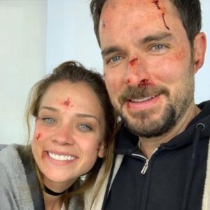 Manolo Cardona Instagram - GRACIAS por todos los mensajes de cariño y apoyo a esta tercera y última temporada de Quien Mato a Sara ? 

Y con estas fotos me despido de esta familia que llevare en mi corazón por siempre.
También me despido de Alex y le agradezco todo lo que me dio, lo que vivimos , sufrimos, lloramos y todas las aventuras en esta maravillosa historia. 
A @elchascas por escribir un personaje e historia maravillosa.
A @pacoramosq y @stopello por invitarme a este proyecto que estará en mi alma y corazón por siempre.
A @perroazultv @urujuru @alexisfd por ser unos productores maravillosos y cobijarme siempre.
Pa las que sea bendita sea con ustedes hermanos.
A @lecheruiz por ser el mejor cómplice en esta aventura y mostrarnos el camino.
También a los otros directores que tuvimos ! Gracias 🙏🏼 
Gracias a toda la familia detrás de cámara en todos los departamentos que hizo posible esta historia.
Gracias a todo el cast ! Saben que estarán en mi corazón por siempre y cuentan conmigo para lo que necesiten hoy y siempre.
Gracias @netflix 
Gracias , Gracias , Gracias !
Nos vemos pronto en otra aventura ✨❤️
@caromirandaof @ginesgarciamillan @claudiaramirezof @alenones @eugenio_siller @leo_deluglio @ximenalamadrid @luisrobertoguzman @gadelagarza @marcotrevino @analuciado @matlechat @andresbaida @remolinateatroman @litzyoficial @polo_morin @lecheruiz @twicebern @ponchopineda @maulule @@urujuru @alexisfd @perroazultv @pacoramosq @stopello @elchascas @netflix @netflixlat @jessicaldrello @castingbytv 
✨🙌🏼🙏🏼🤩❤️