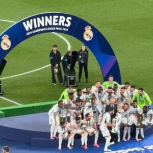 Manolo Cardona Instagram - Un sueño estar en Wembley y ver coronarse a nuestro amado @realmadrid con la 15 🏆 

Hala Madrid y nada más!!! 

Te vamos a extrañar @toni.kr8s Gracias por tanta magia 🙌🏼