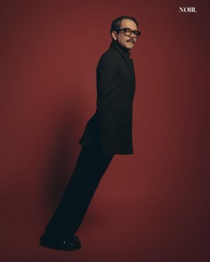 Manolo Caro Instagram - Entre texturas, pieles, estampados, plataformas y los ya tan conocidos lentes, @manolocaro nos deja ver mas allá de sus gustos y pasiones. 

“Mi forma de vestir intento que sea congruente con la persona que soy, visto como me gusta que se me vea, me gusta mucho la moda, me gusta no sentirme disfrazado a pesar de que me considero excéntrico, esto tiene que ver con que con el paso de los años he ido encontrando mi personalidad”. 

Descubre más en nuestra edición impresa y en noirmagazine.mx

Créditos:
Director Editorial: @gerardangulo
Realización: @sergiovalenzuelach 
Entrevista: @isamar.jpg 
Fotografía: @carlos_ruizc
Grooming: @karianamua
Asistente de moda: @michortizand
Asistente de fotografía:  @jimaqueoc @ivanovich_as
