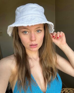 Manon Schraen Instagram - Trois p’tits selfies pour changer 🧢

#selfie#pictureoftheday#instamoment#instapic#instashoot#goodvibes#smile#actress#actrice#comedienne#enjoy#instagood#blueeyes