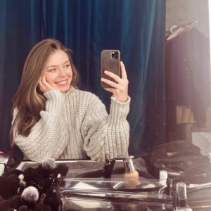 Manon Schraen Instagram - J’interprète Léa depuis huit belles années. 🎥🤍

Vous vous souvenez de ma première apparition ? 👀

#comedienne#actrice#book#tournage#backstage#hmc#série#serie#serietv#set#onset#memories#role#rôle