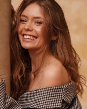 Manon Schraen Instagram - « Que nos mémoires se mettent à rêver,et laissons voyager nos pensées » 💭

Vous avez la ref’ ? 🫶🏻

#shooting#shoot#shootingphoto#goodvibes#enjoy#pictureoftheday#instamoment#instashoot#comedienne#modele#actrice