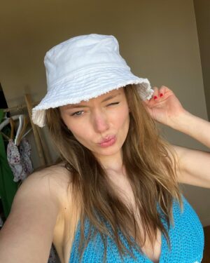 Manon Schraen Instagram - Trois p’tits selfies pour changer 🧢

#selfie#pictureoftheday#instamoment#instapic#instashoot#goodvibes#smile#actress#actrice#comedienne#enjoy#instagood#blueeyes
