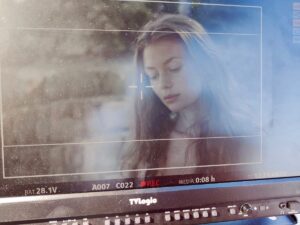 Manon Schraen Instagram - Elle, c’est Mélanie. 🎥

Ps : Coucou les traces de doigts 🤗

#tournage#memories#comedienne#set#onset#antibes#courtmetrage#actrice#backstage#book#role#cm