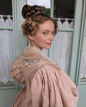 Manon Schraen Instagram - Une Manon d’un autre siècle. ⌛️

#comedienne#actrice#tournage#onset