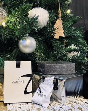 Manon Schraen Instagram - Les premiers cadeaux commencent à pointer le bout de leur nez sous le sapin de Noël. Gros coup de coeur pour @dorianebijoux que je porte depuis le collège et que j’adore toujours autant ! 🤍

Pour vous gâter quelques petits jours avant Noël, nous nous associons avec @dorianebijoux pour vous proposer un jeu concours pour tenter de remporter une carte cadeau de 100€ ! 

Pour participer, il faut :
* Suivre @manonschraen & @dorianebijoux 
* Liker la publication
* Identifier deux ami(e)s en commentaire 

Good luck ! 🎅🏻