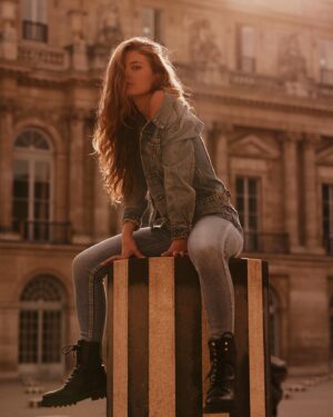Manon Schraen Instagram - 🦁🍂

#pictureoftheday#instamoment#instapic#instagood#shooting#shootingphoto#shoot#comedienne#book#actrice#modele