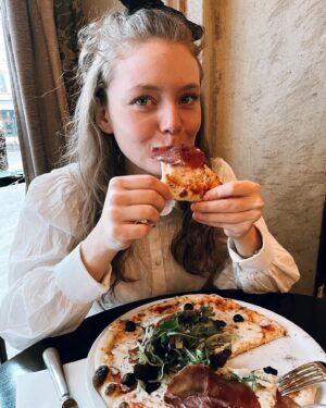 Manon Schraen Instagram - Bon app’ ! 🍕

Quelle est votre pizza fav’ ? 🫶🏻 Moi je préfère : avec une bonne pâte épaisse, du jambon de parme, du parmesan et une burrata 🤤 

#food#foodlovers#bonapp#instamoment#instapic#pictureoftheday#goodvibes#goodday#monday#enjoy#comedienne#actrice